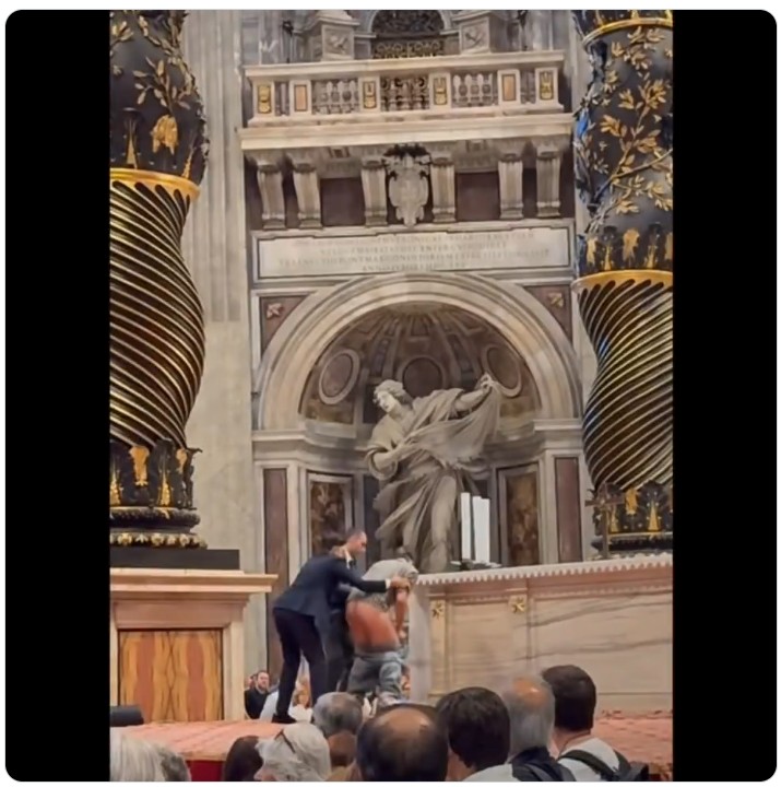 Nothing sacred: Bum ousted from Vatican after urinating on St. Peter's basilica altar