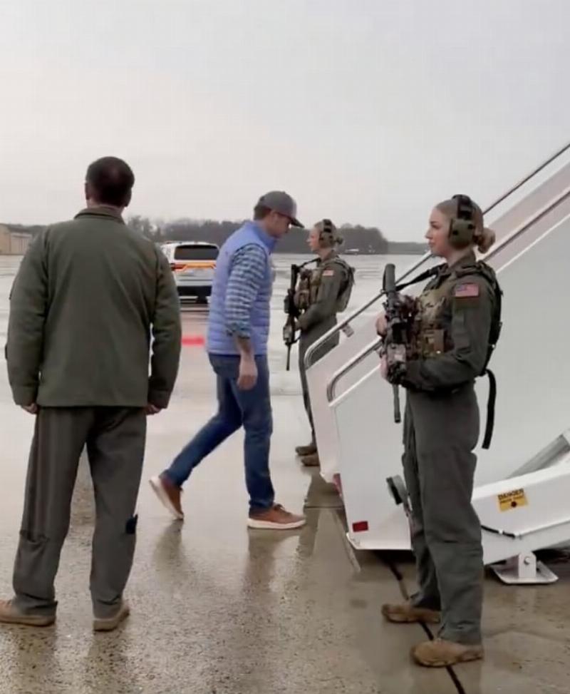 NextImg:Hegseth boards plane flanked by two ‘bada**’ women, and the politically correct capitulation tour continues