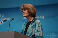 Lisa Murkowski: Scowling queen of the swamp RINOs
