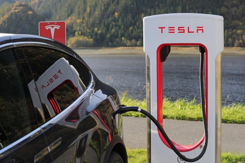 NextImg:Gavin Newsom announces plan to renew statewide EV rebates, but moves to exclude Elon Musk’s Tesla