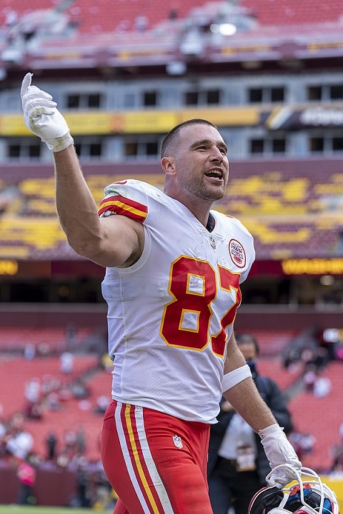 Can Taylor Swift knock sense into Travis Kelce regarding vaccines?