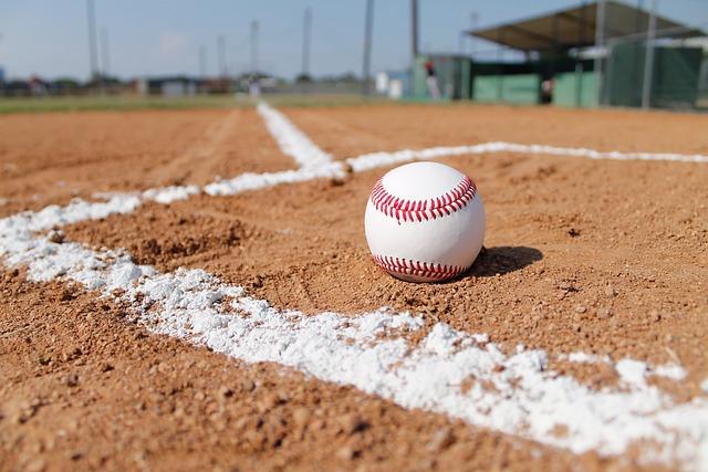 <p><em>Image via <a href="https://pixabay.com/photos/baseball-field-baseball-gravel-1563858/">Pixabay</a>.</em></p>