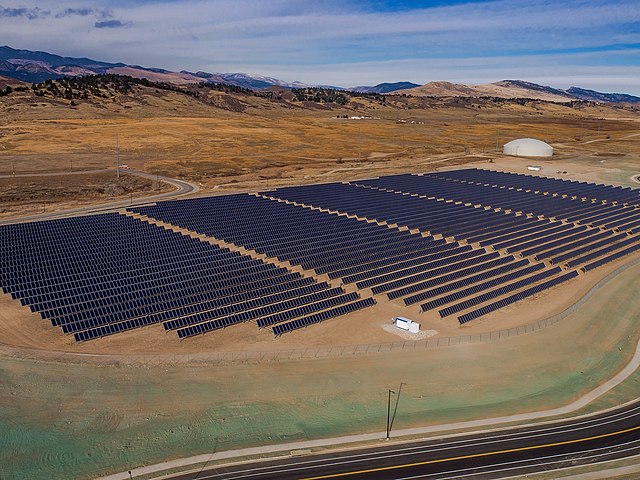 California utility company moves to install solar panels on surface of reservoir
