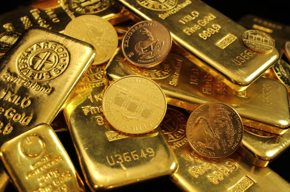Gold beats the dollar because politicians trash the dollar