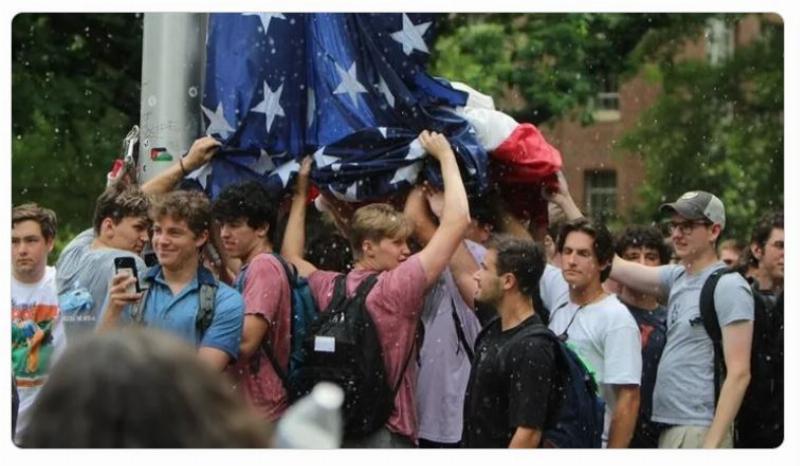 Frat boys defend American flag from pro-Hamas protest depredations at ...