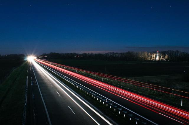 <p><em>Image via <a href="https://www.pickpik.com/highway-at-night-cars-driving-lights-night-80138">PickPik</a>.</em></p>