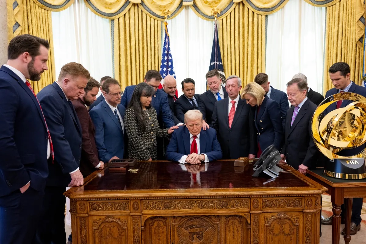 Trump praying