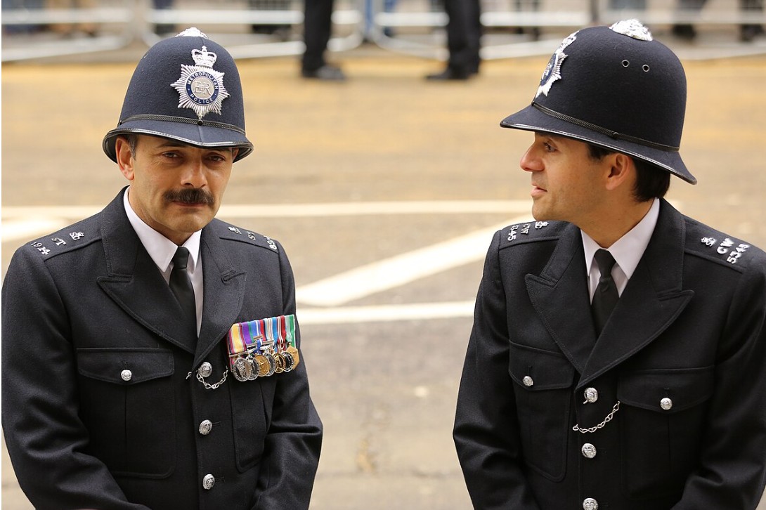 U.K. policeman fired for not being nice enough to knife-wielding suspect