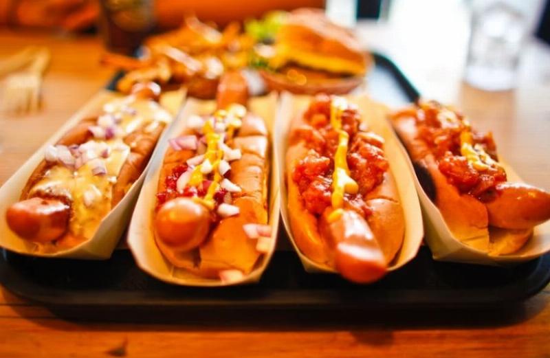 NextImg:Scientists now know how many years of life you lose when you eat a hot dog!