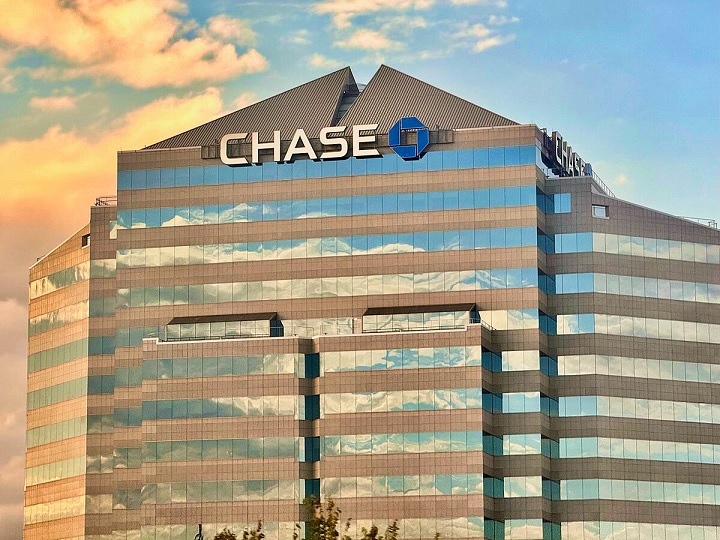 Banks escalate punishment on conservative organizations