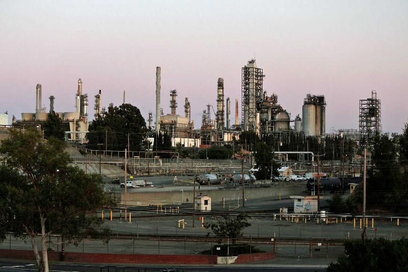 NextImg:Newsom passes on gas